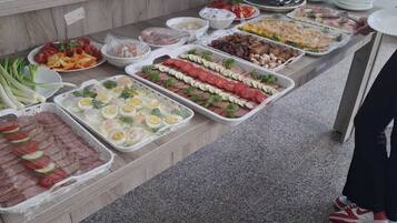 Bữa sáng buffet hàng ngày (40 EUR/mỗi người)