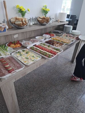 Se ofrece un desayuno bufé (40 EUR por persona)