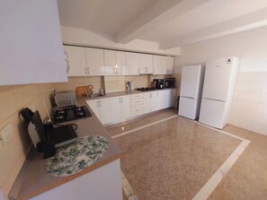 Großer Kühlschrank, Mikrowelle, Ofen, Herdplatte