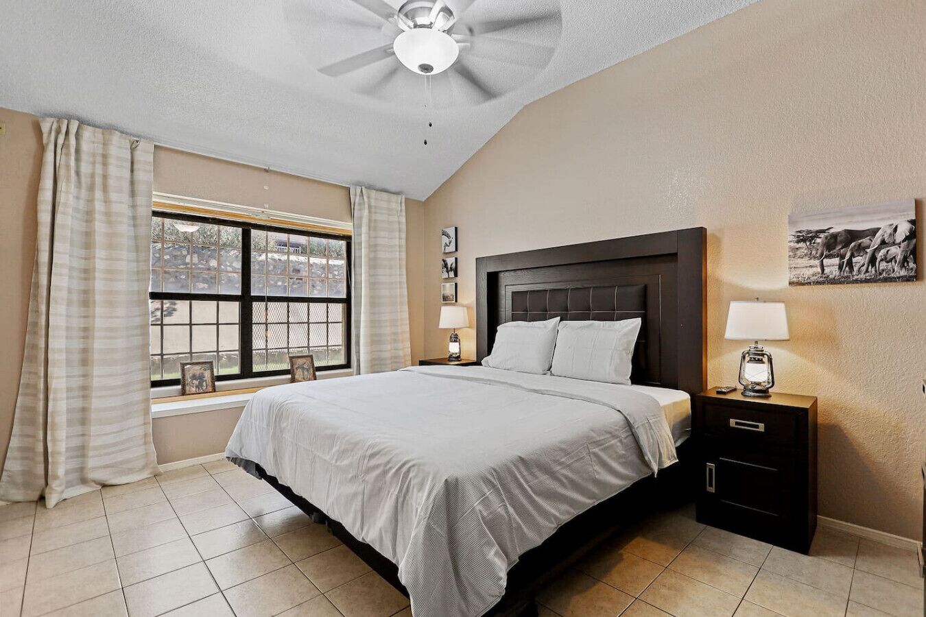 Escritorio, tabla de planchar con plancha, wifi y ropa de cama 