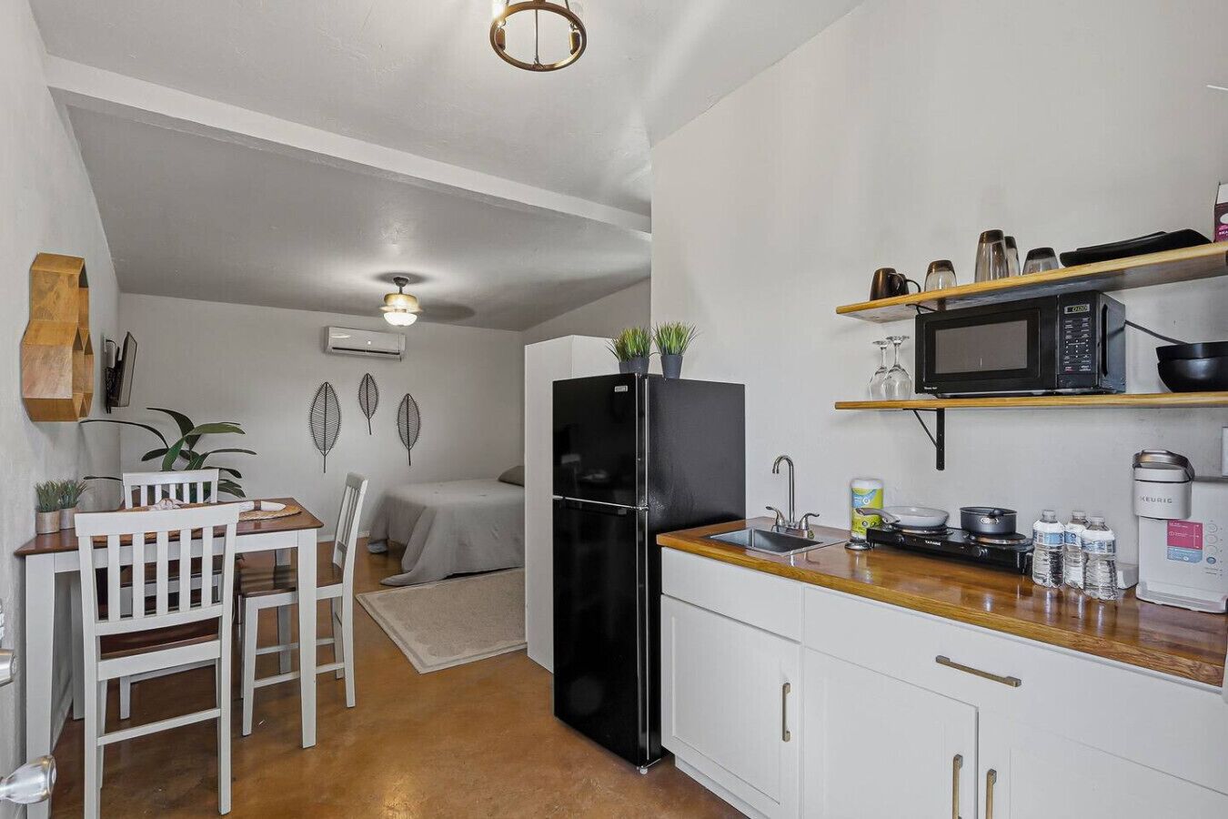 Kjøleskap, mikrobølgeovn, kaffetrakter/tekoker og brødrister