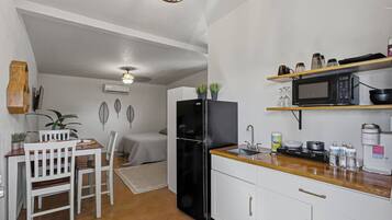 Refrigerador, microondas, cafetera/tetera, tostadora