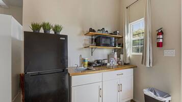 Refrigerador, microondas, cafetera/tetera, tostadora