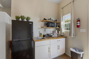 Refrigerador, microondas, cafetera/tetera, tostadora