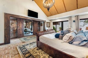 4 bedrooms, iron/ironing board, travel cot, free WiFi - “THE WHITE LOTUS” A huge 4000 sq ft Balinese-inspired Fort Lauderdale Mansion (Fort Lauderdale)
