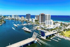 Marina - “THE WHITE LOTUS” A huge 4000 sq ft Balinese-inspired Fort Lauderdale Mansion (Fort Lauderdale)