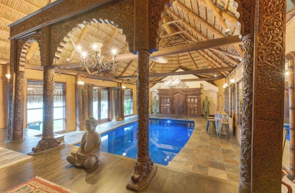 Una piscina techada, una piscina al aire libre