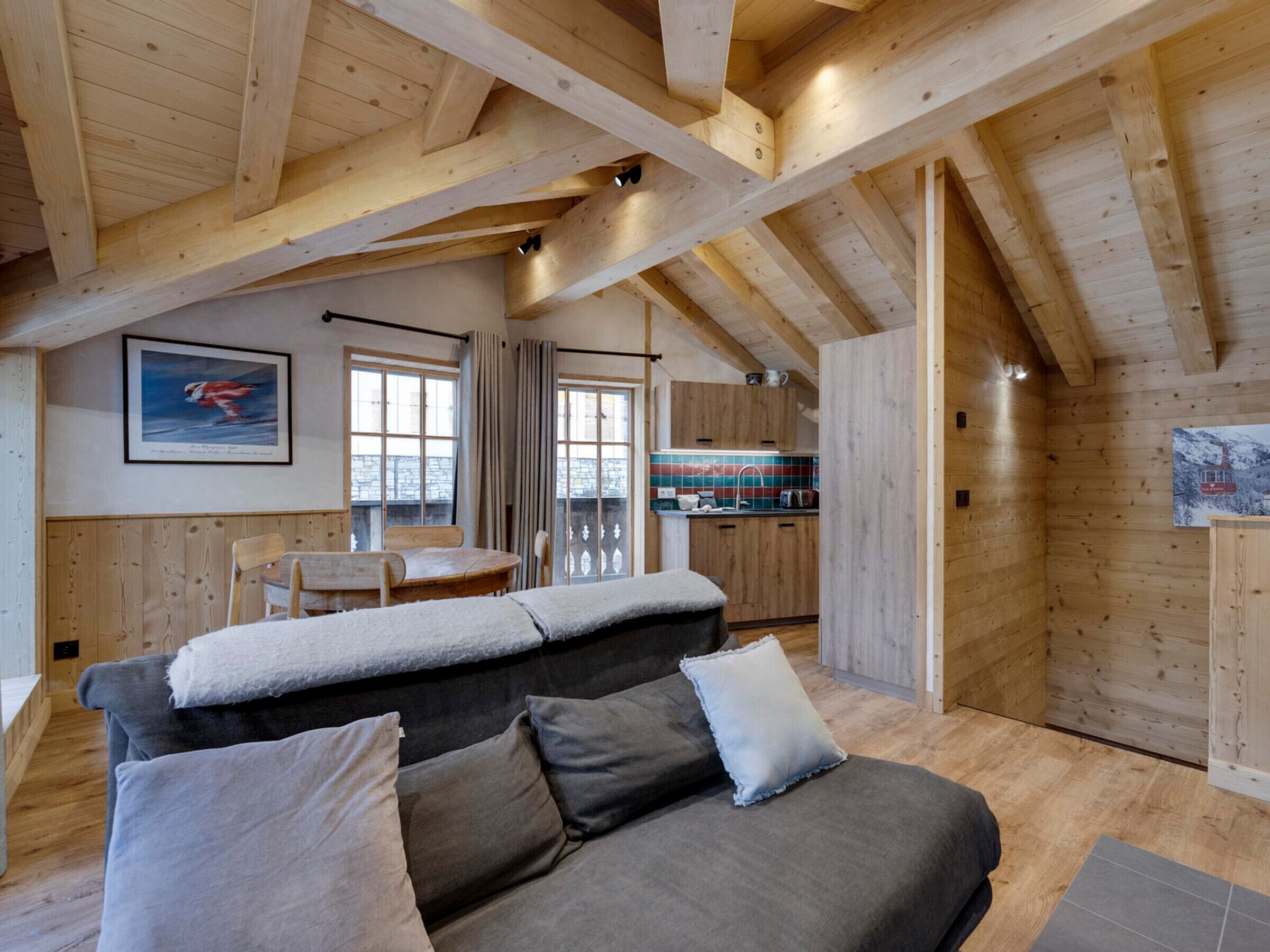 Televisión y chimenea 