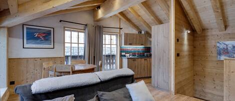 Televisión y chimenea