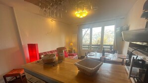 A kitchen with a wooden countertop, a sink, and a window with a view of trees. - Pra-Loup 1600 - T2 Apartment for 6, central location, near slopes (Pra-Loup)