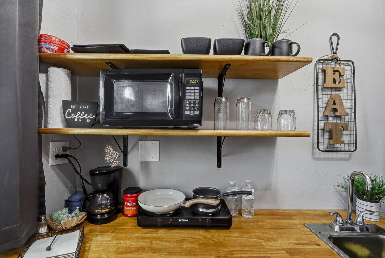 Refrigerador, microondas, cafetera y tetera y tostadora 