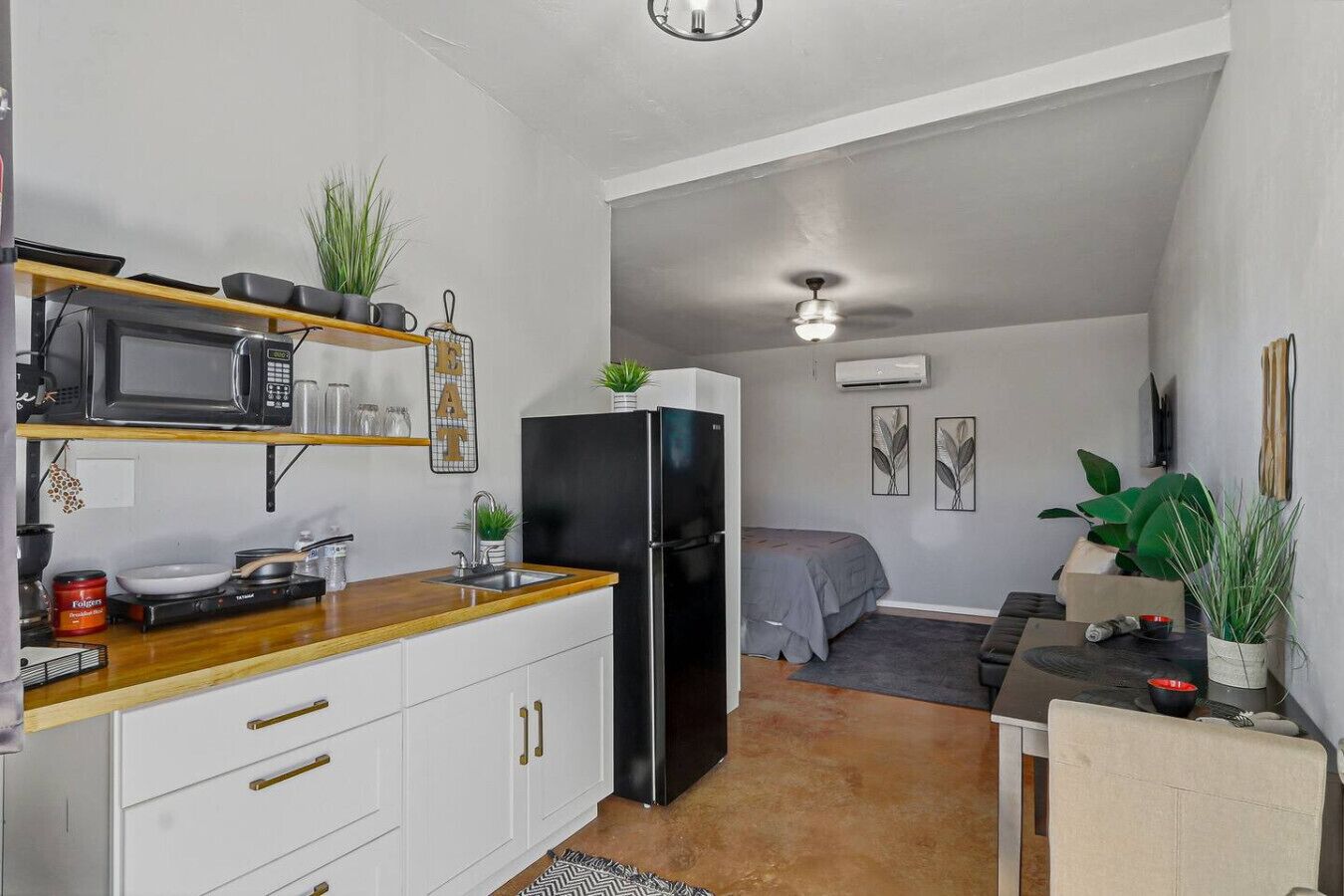 Refrigerador, microondas, cafetera y tetera y tostadora 