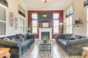 Living area - Stylish Atwater Stay Near Yosemite Slps 4 (Atwater)