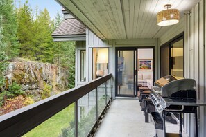 Property grounds - Luxury 6-Bedroom, Whistler Village, in Prestigious Blueberry Neighbourhood (Whistler)