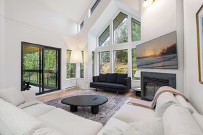 Living area - Luxury 6-Bedroom, Whistler Village, in Prestigious Blueberry Neighbourhood (Whistler)
