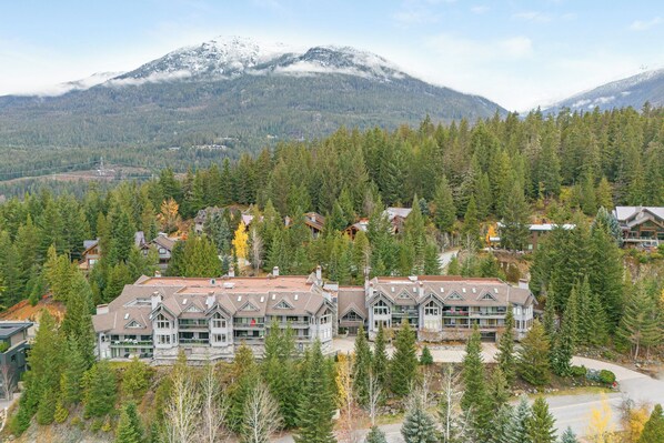 Exterior - Luxury 6-Bedroom, Whistler Village, in Prestigious Blueberry Neighbourhood (Whistler)