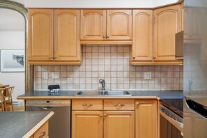 Private kitchen - Luxury 6-Bedroom, Whistler Village, in Prestigious Blueberry Neighbourhood (Whistler)