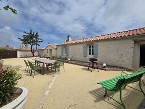 Outdoor dining - Family house in village center, pets on request (L'Aiguillon-sur-Mer)