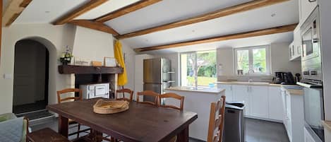 Réfrigérateur, four à micro-ondes, un four, surface de cuisson