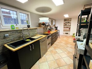 Fridge, microwave, dishwasher, coffee/tea maker - Charming cottage with enclosed garden and pets allowed (Chambray-lès-Tours)
