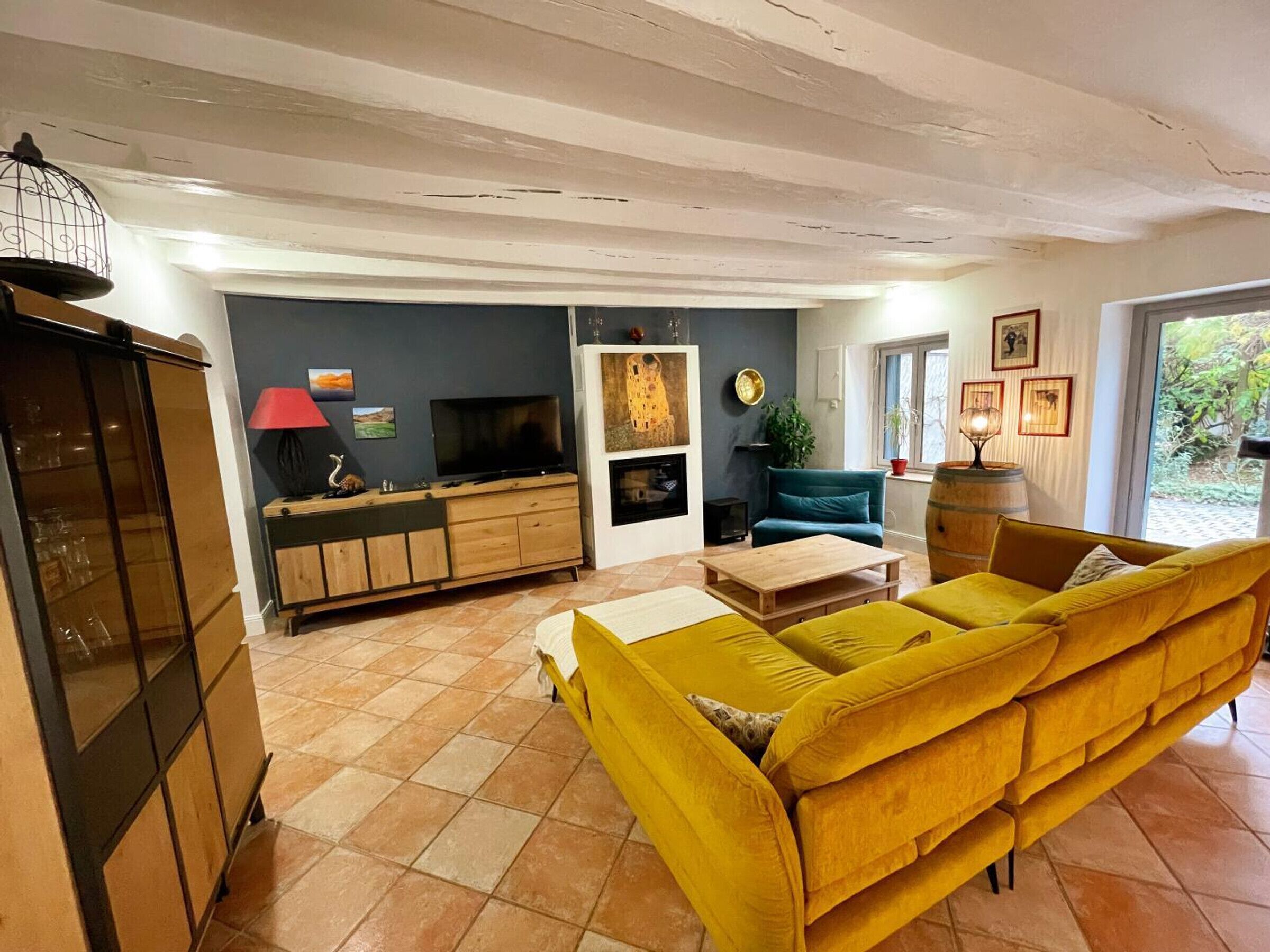 Televisie en een open haard