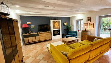 Televisie en een open haard