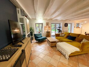 TV, fireplace