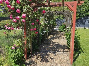 Property grounds - Charming cottage with enclosed garden and pets allowed (Chambray-lès-Tours)