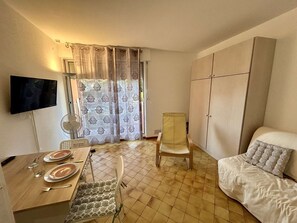 TV - Cozy Studio with Balcony near the Port - Cap d'Agde (Cap d'Agde)