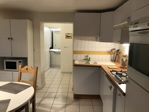 Micro-ondes, four, plaque de cuisson, lave-vaisselle