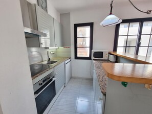 Fridge, microwave, oven, dishwasher - Exclusive apartment 50m from the beach with pool in L'Escala (L'Escala)