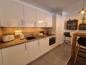 Fridge, microwave, stovetop, dishwasher - New 3-bedroom apartment with garden and parking in Arâches-la-Frasse (Arâches-la-Frasse)