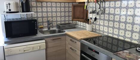 Réfrigérateur, micro-ondes, four, plaque de cuisson