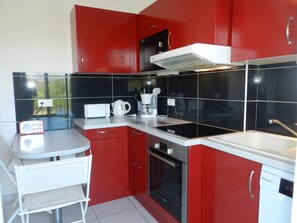 Fridge, microwave, oven, stovetop - 2-room apartment with sea view and parking, Le Lavandou (Le Lavandou)
