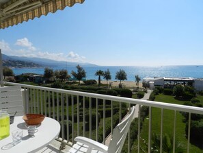 Outdoor dining - 2-room apartment with sea view and parking, Le Lavandou (Le Lavandou)