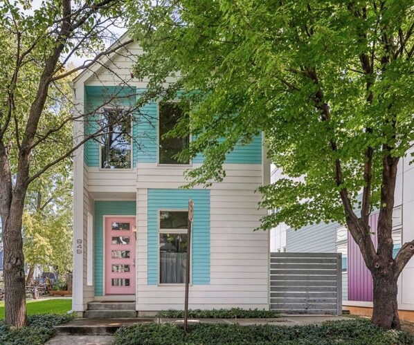 Exterior - Modern Home in Historic Neighborhood-10 MINUTE walk to Top Eats (Indianapolis)