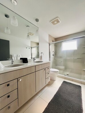 Shower, hair dryer, towels, soap - Modern Home in Historic Neighborhood-10 MINUTE walk to Top Eats (Indianapolis)