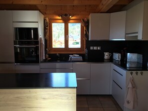 Wasserkocher mit Kaffee-/Teezubehör, Kühlschrank, Mikrowelle, Ofen