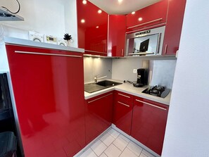 Fridge, microwave, stovetop, dishwasher - 2-room cabin apartment, sleeps 4, pool and parking, near beach in Cap d'Agde (Cap d'Agde)