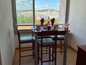 Dining - 2-room cabin apartment, sleeps 4, pool and parking, near beach in Cap d'Agde (Cap d'Agde)
