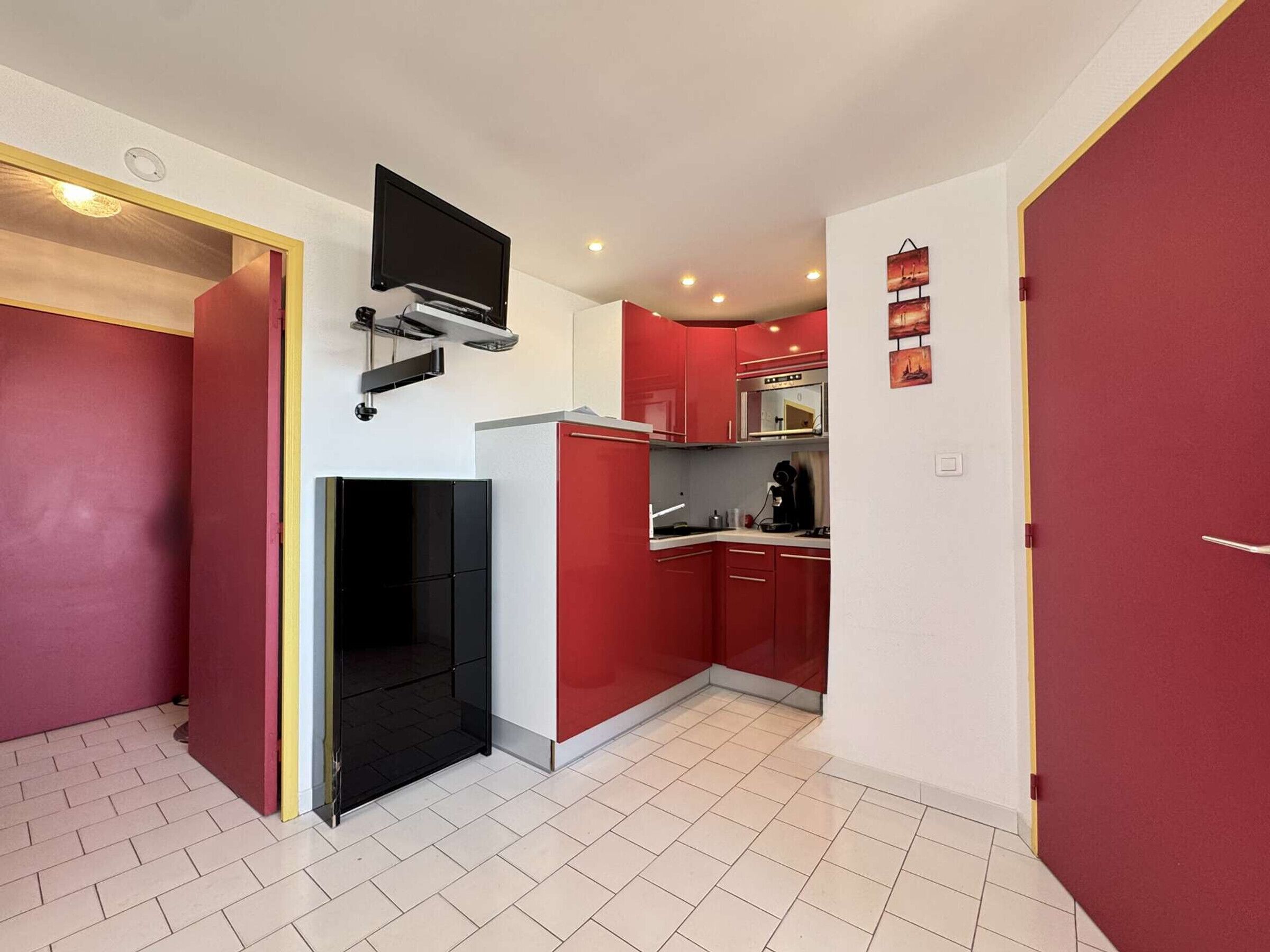 Frigorifero, microonde, piano cottura, macchina per tè/caffè