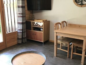 Dining - Renovated 3-room apt - 2 bedrooms for 5, south terrace, garage - 500m to center (Arâches-la-Frasse)