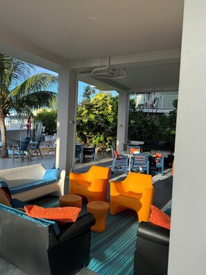 Outdoor dining - The Octopus house is a new fabulous water front home in Marathon / Conch Key Fl (Marathon)