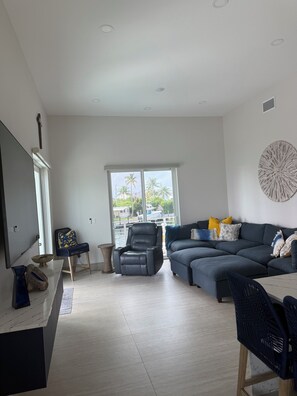 Smart TV - The Octopus house is a new fabulous water front home in Marathon / Conch Key Fl (Marathon)
