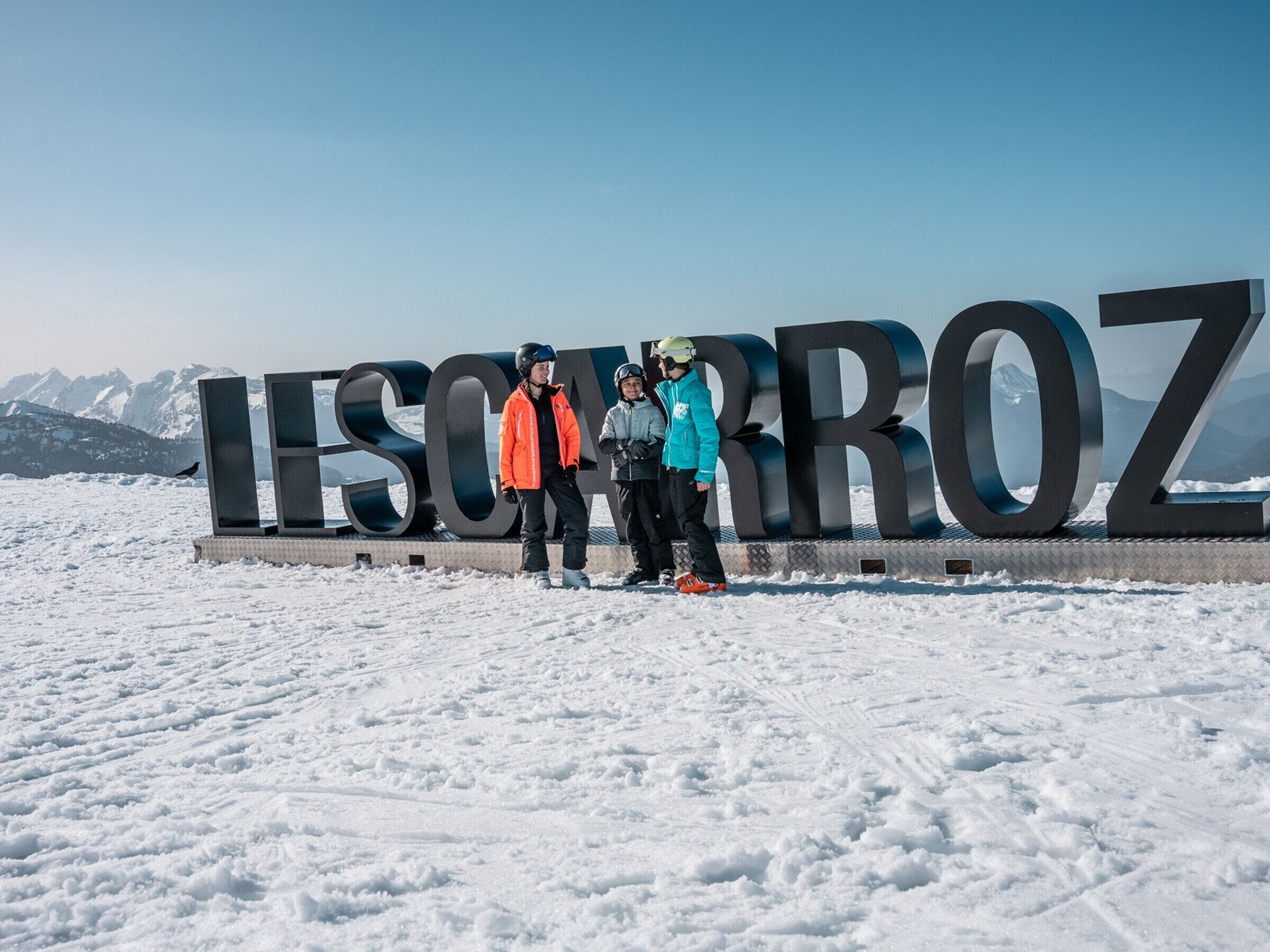 A large sign with the text 'LISMO ROZ' in a mountainous area with snow.