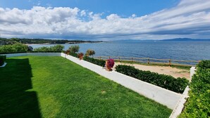 A landscaped garden with a view of a lake and distant mountains. - Apartment in L'Escala with terrace near the beach (L'Escala)