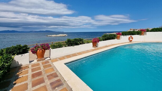 A pool with a clear view of the sea and distant islands. - Apartment in L'Escala with terrace near the beach (L'Escala)