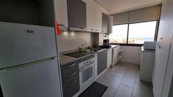 Frigorífico, microondas, horno y lavavajillas