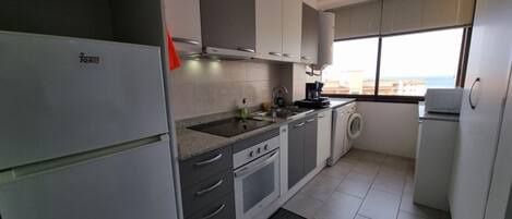 冷蔵庫、電子レンジ、オーブン、食器洗い機