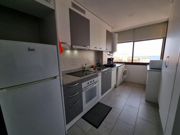 Frigorífico, microondas, horno y lavavajillas